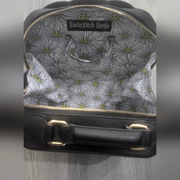 Backstitch Bruja Daisy Pumpkin Crossbody Backpack SOLD OUT Springween Halloween - Picture 4 of 15